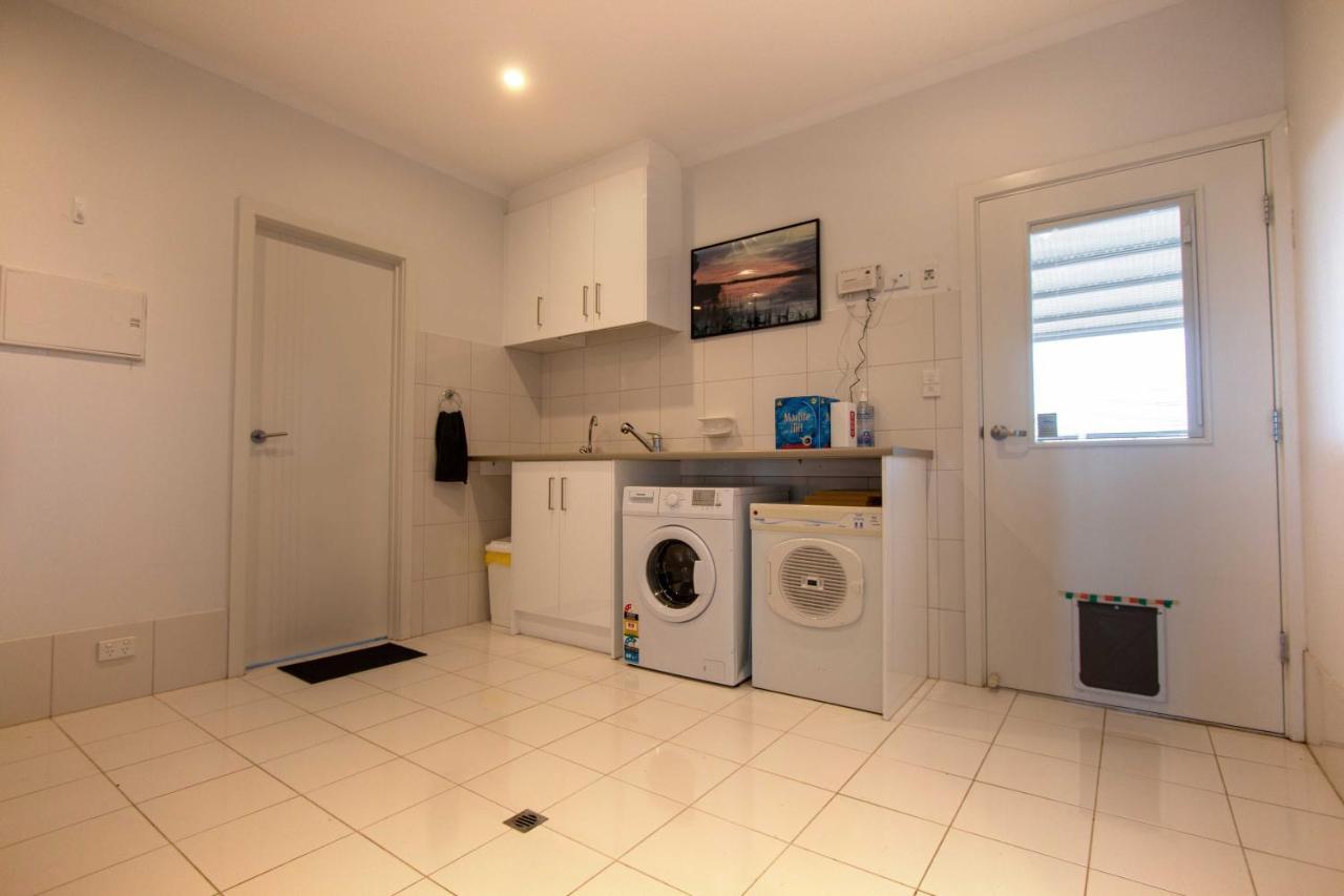 Coorong Island Retreat - Farm Stay At Pet Friendly Property Meningie Exteriör bild
