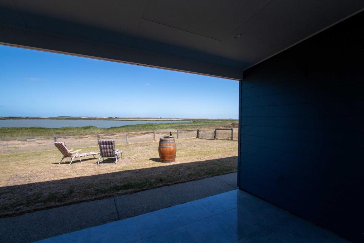 Coorong Island Retreat - Farm Stay At Pet Friendly Property Meningie Exteriör bild