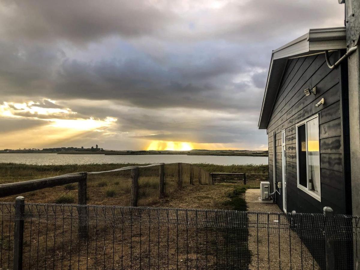 Coorong Island Retreat - Farm Stay At Pet Friendly Property Meningie Exteriör bild